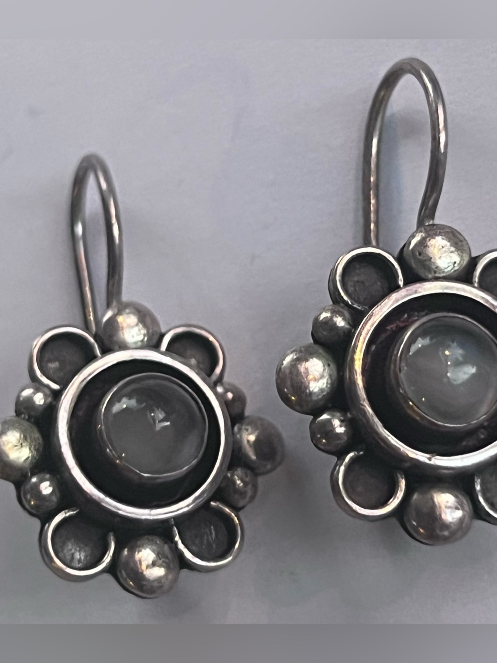 SUARTI 925 sterling silver circle orb flower-like pierced earrings gray stone